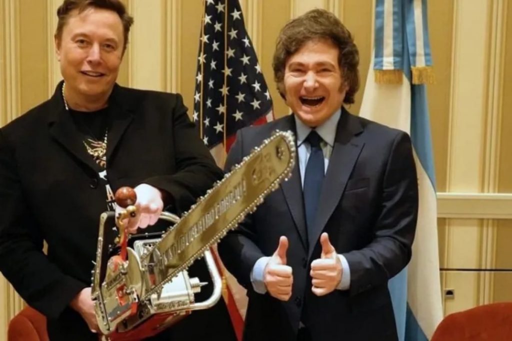 Milei regala una motosierra de oro a Musk